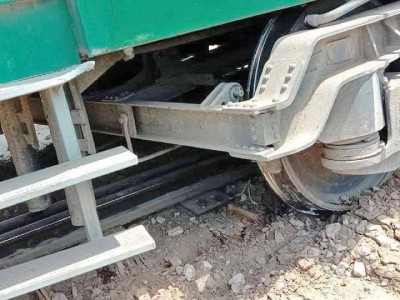 hundreds stranded as train derails hundreds stranded as train derails