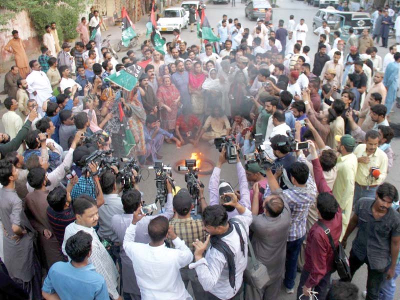 ppp workers shout slogans during a protest rally in hyderabad against asif ali zardari s arrest by nab photo online