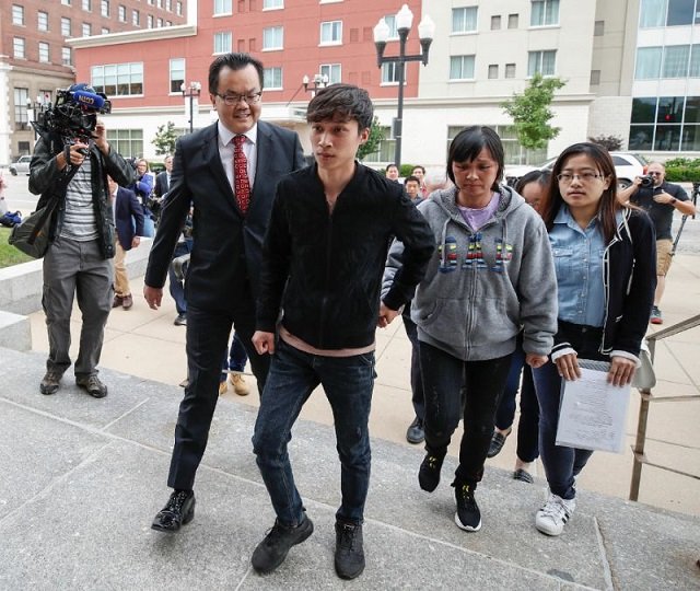 the brother c and mother 2ndr of chinese scholar zhang yingying arrive at a federal court in peoria illinois for the trial of brendt christensen who is suspected of kidnapping and killing zhang in june 2017 photo afp