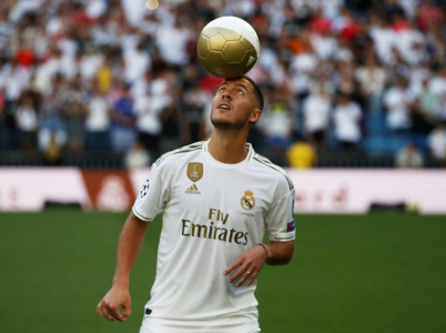 hazard unveiled to 50 000 real madrid fans at santiago bernabeu