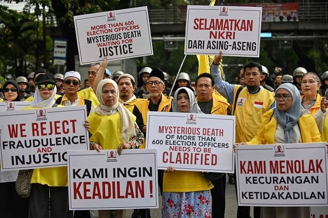 protesters display placards during a rally outside the constitutional court in jakarta on june 14 2019 as the court hears a defeated presidential challenger 039 s claim that indonesia 039 s 2019 election was rigged allegations that spawned deadly rioting last month photo afp protesters display placards during a rally outside the constitutional court in jakarta on june 14 2019 as the court hears a defeated presidential challenger 039 s claim that indonesia 039 s 2019 election was rigged allegations that spawned deadly rioting last month photo afp