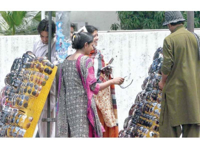 experts warn against using cheap sunglasses saying they may cause eye damage