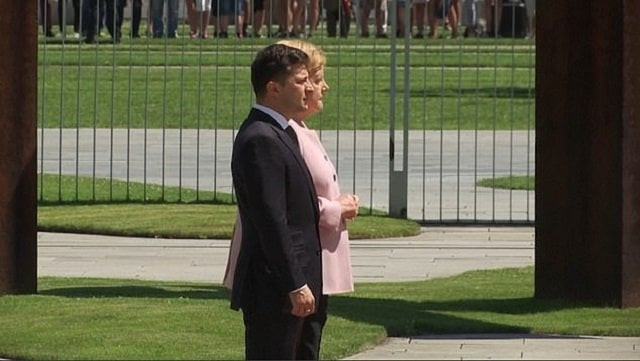 german chancellor plays down health concerns saying she was a bit dehydrated in the heat photo mail online german chancellor plays down health concerns saying she was a bit dehydrated in the heat photo mail online