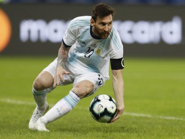 messi swept in a 57th minute spot kick at belo horizonte 039 s mineirao stadium to cancel out a first half opener from paraguay 039 s richard sanchez photo afp