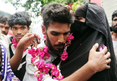 teenage fishermen reach karachi after release from india teenage fishermen reach karachi after release from india