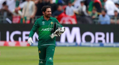 fan apologises after abusing sarfaraz in public fan apologises after abusing sarfaraz in public