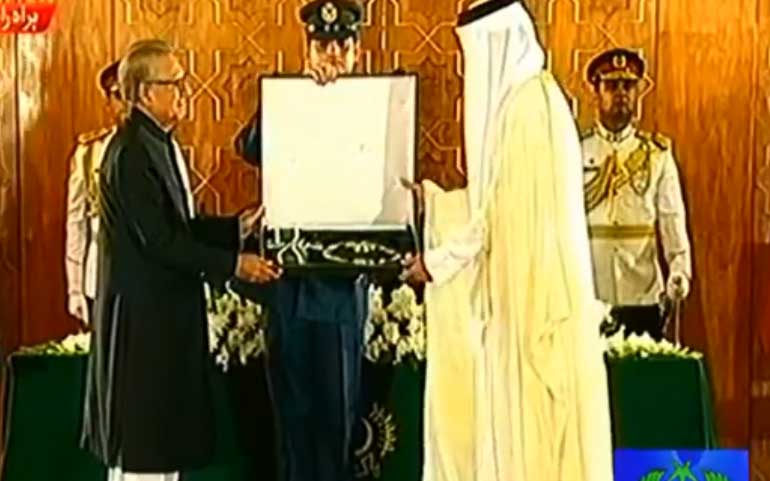 president alvi confers the nishan e pakistan on emir of qatar sheikh tamim bin hamad al thani photo screengrab