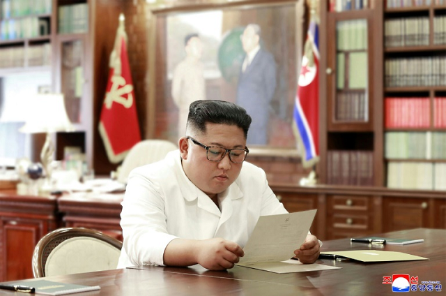 the north 039 s official rodong sinmun newspaper carried a photo of kim holding trump 039 s letter with both handsthe north 039 s official rodong sinmun newspaper carried a photo of kim holding trump 039 s letter with both hands photo afp the north 039 s official rodong sinmun newspaper carried a photo of kim holding trump 039 s letter with both handsthe north 039 s official rodong sinmun newspaper carried a photo of kim holding trump 039 s letter with both hands photo afp
