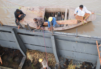 sukkur barrage staff struggle to measure levels amid power cuts sukkur barrage staff struggle to measure levels amid power cuts