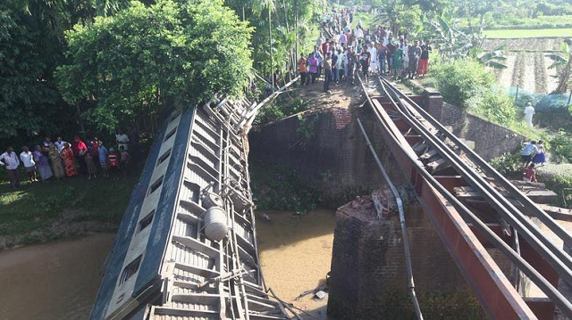 bridge collapse sends bangladesh train plunging