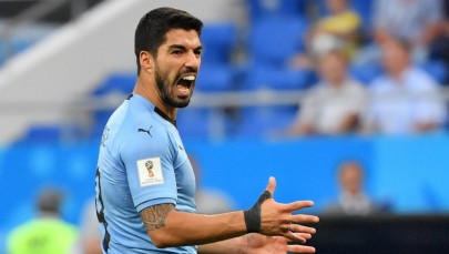watch suarez appeals for handball from keeper jara trips up pitch invader