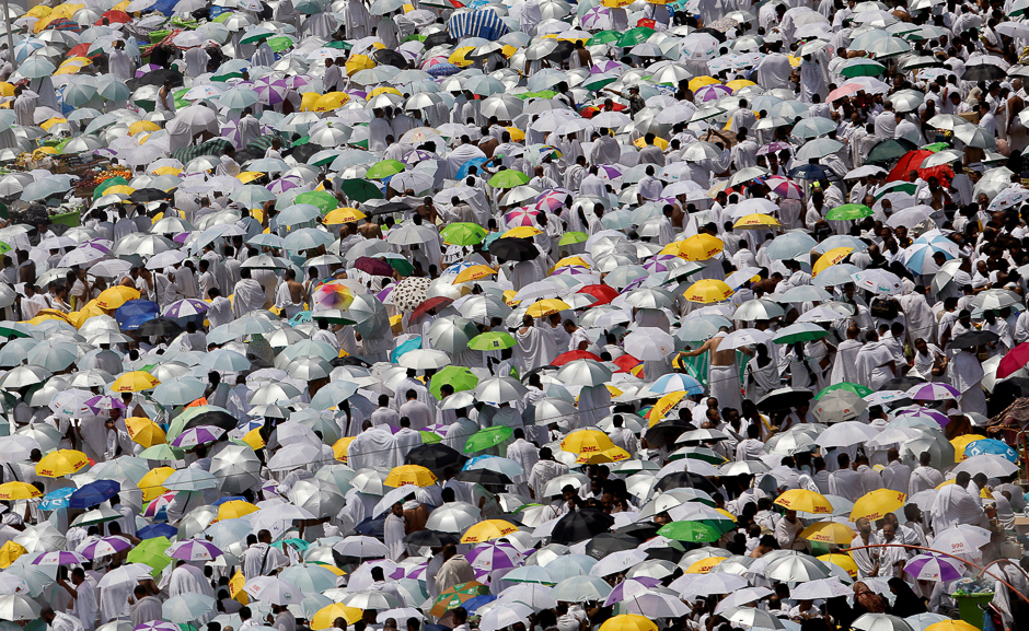 Pilgrims pray outside Namira Mosque on the plains of Arafat. PHOTO: REUTERS