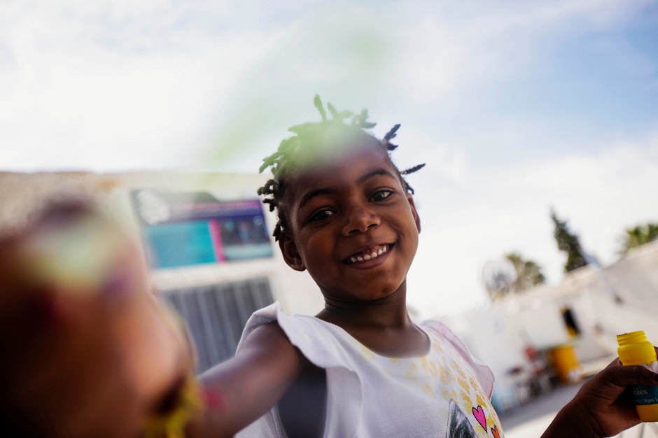 A migrant girl, who is waiting for the court hearing for asylum seekers that returned to Mexico to await their legal proceedings under a new policy established by the U.S. government, is enjoying herself in a migrant shelter in Ciudad Juarez, Mexico. PHOTO: Reuters.