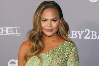 chrissy teigen apologizes for past behaviour in blog post
