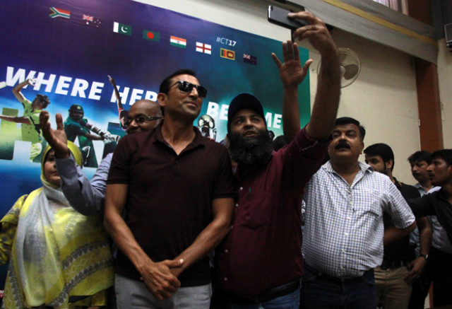 younis khan takes selfies with students and faculty members at karachi university photo athar khan express