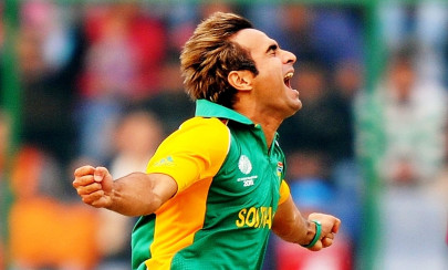 south african spinner tahir fractures thumb