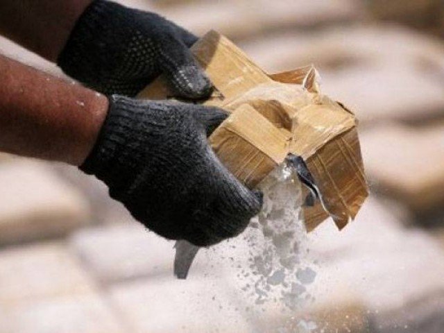 fia official caught carrying drugs at karachi airport