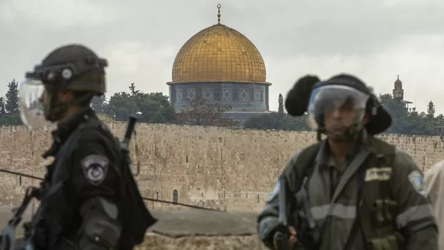 two israeli security personnel stand in front of al aqsa mosque photo afp two israeli security personnel stand in front of al aqsa mosque photo afp