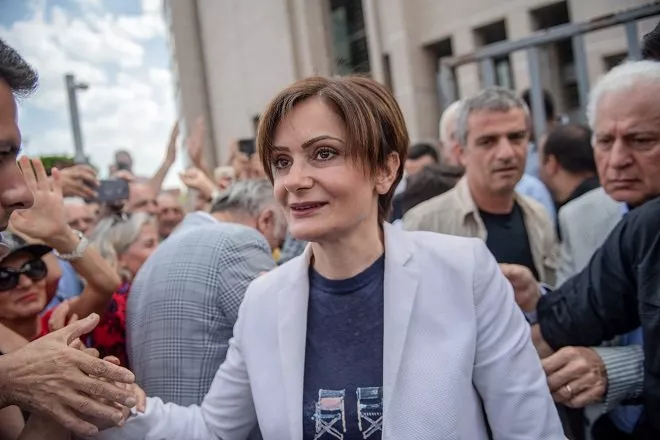 people welcome republican people 039 s party chp istanbul chief canan kaftancioglu c as she arrives at caglayan court house photo afp people welcome republican people 039 s party chp istanbul chief canan kaftancioglu c as she arrives at caglayan court house photo afp