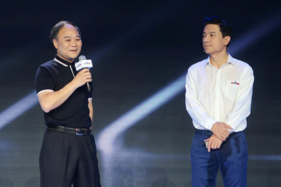 man pours water on baidu ceo at ai conference