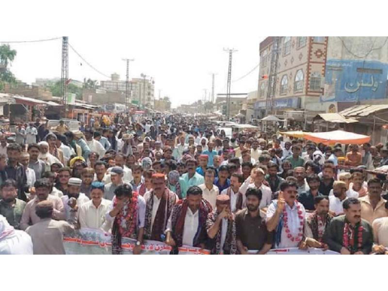 scores of farmers from kharo chan reached thatta on wednesday after travelling 150 kilometres on foot the protest aimed to highlight the pressing issue of water scarcity and demand the government to allow more water to reach the tail end of river indus photo express