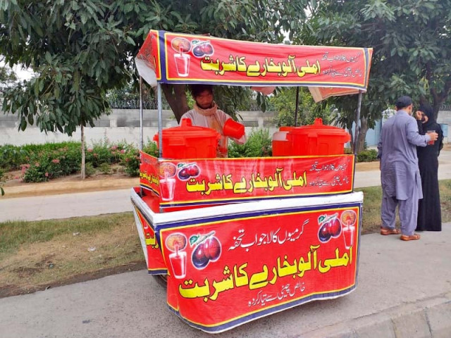 a man sells tamarind plum juice on a roadside in rawalpindi photo express a man sells tamarind plum juice on a roadside in rawalpindi photo express