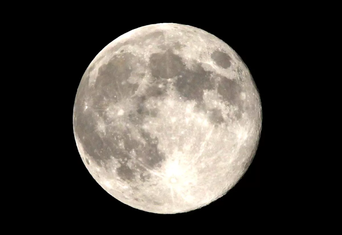 a full moon sits over the washington region on the night of moon walking astronaut neil armstrong 039 s funeral seen from northern virginia august 31 2012 armstrong was the first man to walk on the moon in 1969 while a crew member of the moon landing apollo 11 mission photo reuters a full moon sits over the washington region on the night of moon walking astronaut neil armstrong 039 s funeral seen from northern virginia august 31 2012 armstrong was the first man to walk on the moon in 1969 while a crew member of the moon landing apollo 11 mission photo reuters