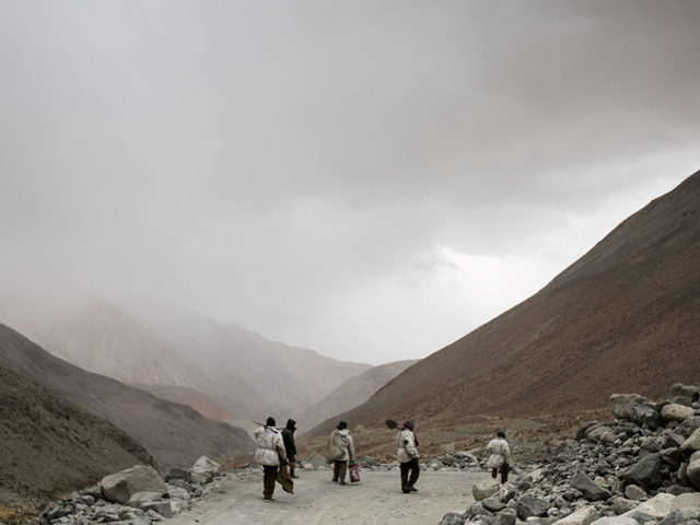 road maintenance workers from india 039 s low lying eastern jharkhand state head back to their campsite following a day 039 s work along pangong lake road near the chang la pass in northern india 039 s ladakh region of jammu and kashmir state photo afp road maintenance workers from india 039 s low lying eastern jharkhand state head back to their campsite following a day 039 s work along pangong lake road near the chang la pass in northern india 039 s ladakh region of jammu and kashmir state photo afp