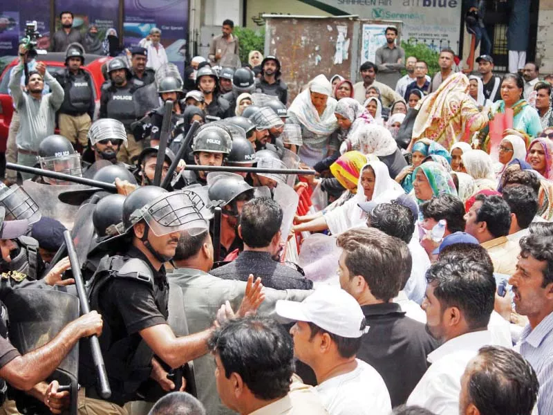 negotiations between health officials and nurses failed after which protesters tried to move towards governor house photo online