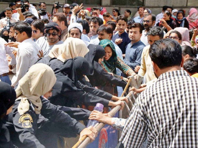 protesters reached sindh assembly but returned disappointed as assembly session was adjourned photo ppi protesters reached sindh assembly but returned disappointed as assembly session was adjourned photo ppi