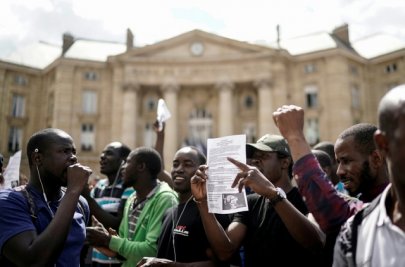 in paris hundreds of migrants occupy paris landmark in paris hundreds of migrants occupy paris landmark