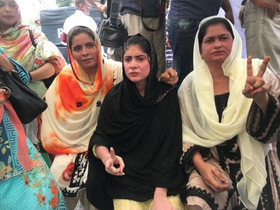 police baton charge arrest nurses in karachi police baton charge arrest nurses in karachi