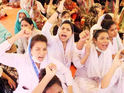 police baton charge arrest nurses as they march towards cm house police baton charge arrest nurses as they march towards cm house