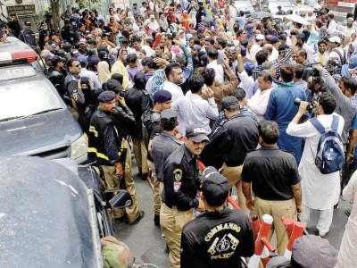 karachi police baton charge nurses as they march towards cm house