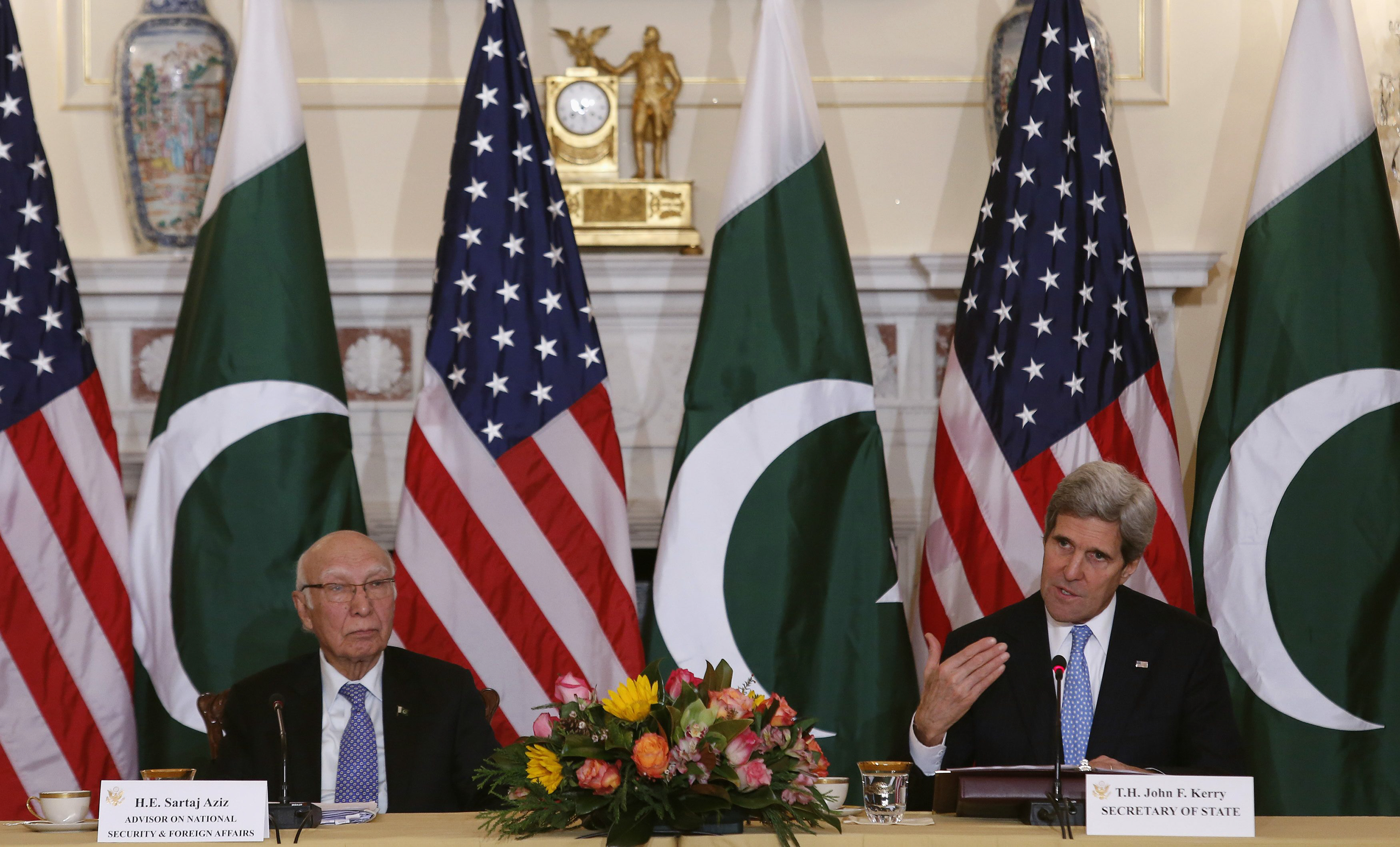 us secretary of state john kerry r and pakistan 039 s national security and foreign affairs advisor sartaj aziz deliver opening remarks at a ministerial level meeting at the state department in washington january 27 2014 photo reuters