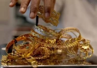 robbers loot 5 tolas of gold injure shopkeeper in karachi