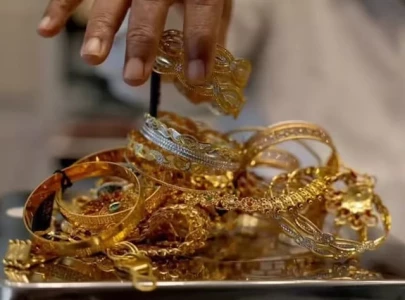 robbers loot 5 tolas of gold injure shopkeeper in karachi robbers loot 5 tolas of gold injure shopkeeper in karachi