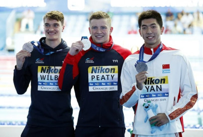 peaty wins record third men s 100m breaststroke world title