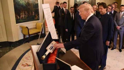 president trump gifts cricket bat to pm imran