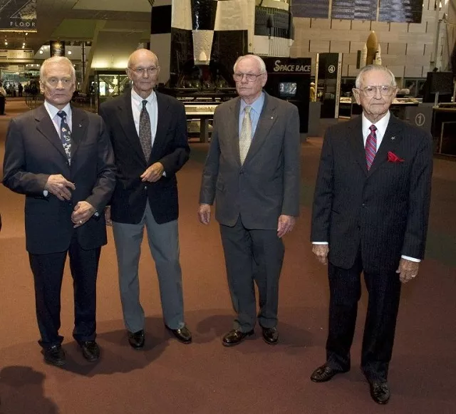 chris kraft r seen here with apollo 11 crew members buzz aldrin michael collins and neil armstrong was nasa 039 s first flight director photo afp chris kraft r seen here with apollo 11 crew members buzz aldrin michael collins and neil armstrong was nasa 039 s first flight director photo afp
