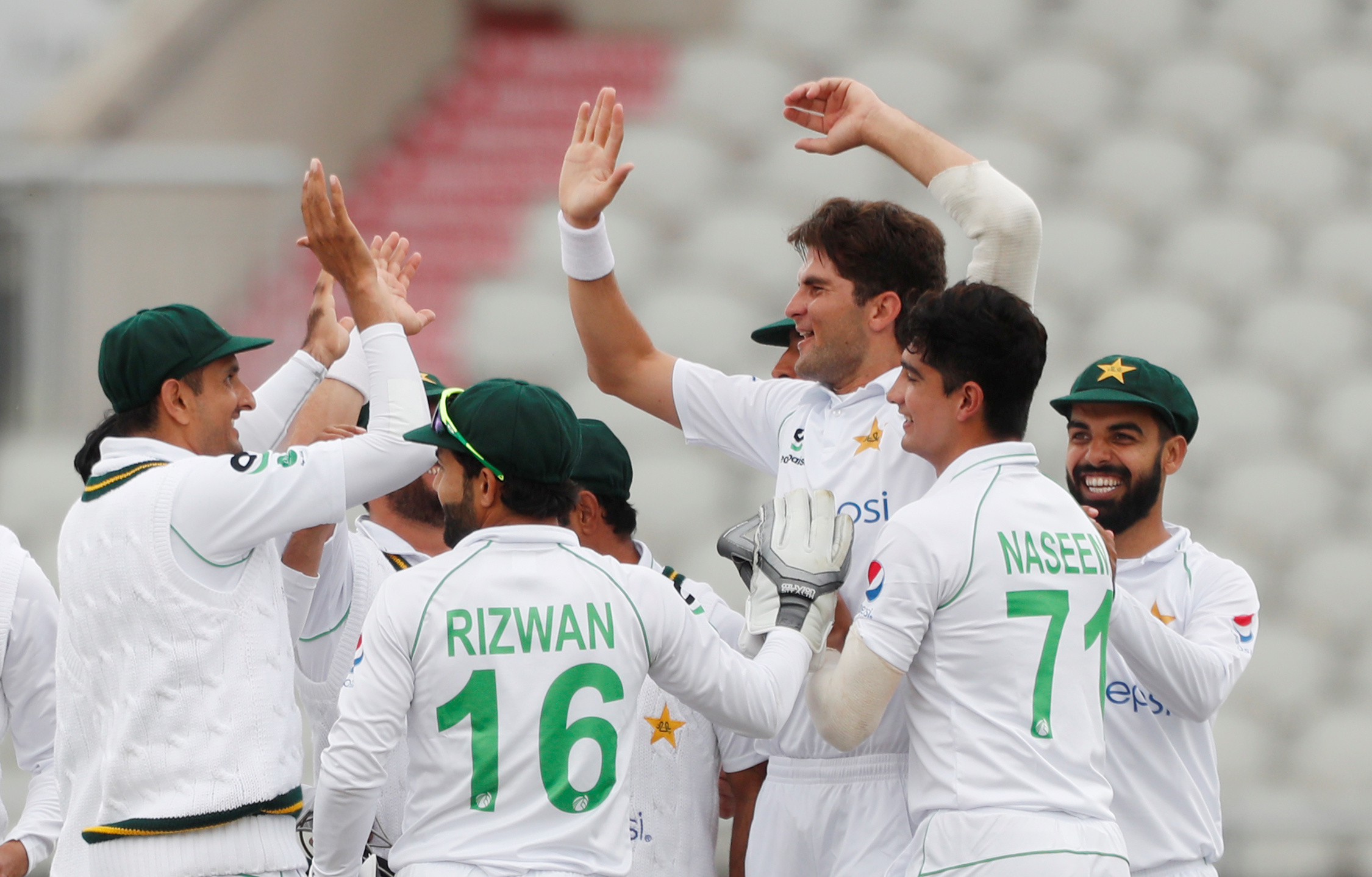 early wickets keep pakistan on top after posting 326 in first innings
