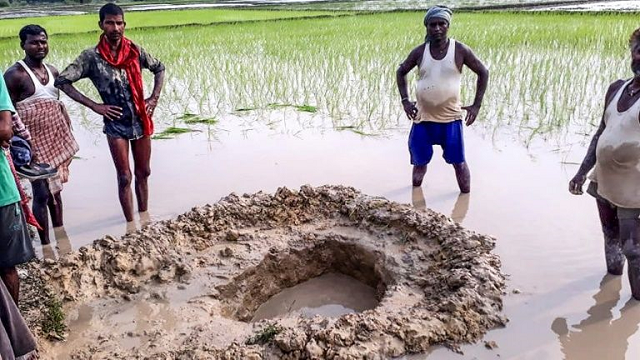 villagers and farmers gather around the crater formed when a suspected meteorite crashed into a rice paddy in madhubani district in india 039 s bihar state photo afp villagers and farmers gather around the crater formed when a suspected meteorite crashed into a rice paddy in madhubani district in india 039 s bihar state photo afp
