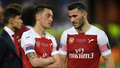watch arsenal s ozil and kolasinac escape knife wielding attackers