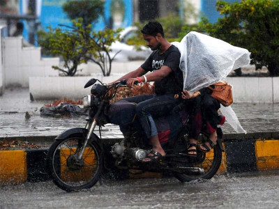 10 dead as incessant rain paralyses karachi