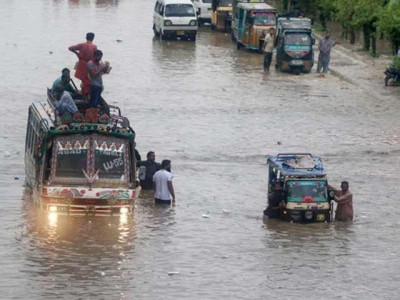 life remains paralysed as rains continue to lash karachi life remains paralysed as rains continue to lash karachi
