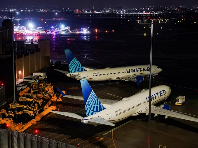 Air Canada Express jet hits ground vehicle, closing New York’s LaGuardia airport Air Canada Express jet hits ground vehicle, closing New York’s LaGuardia airport
