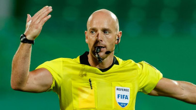 referee hurt in romania fan chaos as europa league tie suspended for 30 minutes referee hurt in romania fan chaos as europa league tie suspended for 30 minutes