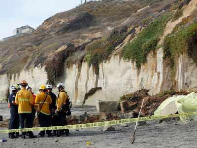 three dead as sea cliff falls on california beachgoers