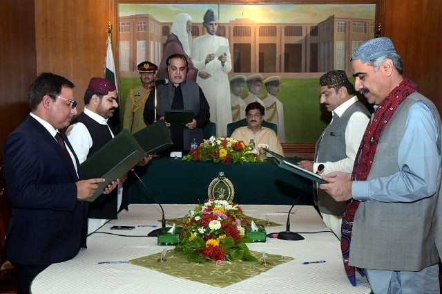 governor sindh imran ismail administers oath to the newly appointed minsters photo express governor sindh imran ismail administers oath to the newly appointed minsters photo express