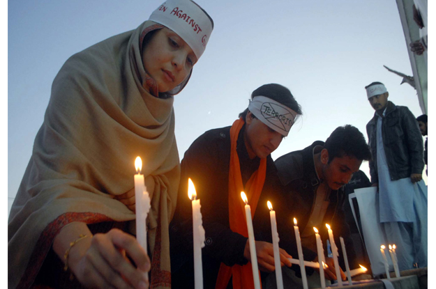 members of civil society are enlightening candles in commemoration of martyrs photo ppi